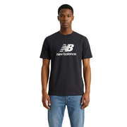 Noir new balance hommes t-shirt avec un logo et un texte blancs sur la poitrine pour une tenue décontractée
