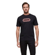 New Balance hommes t-shirt en noir avec un logo ovale rose et blanc et le nom de la marque centré sur la poitrine