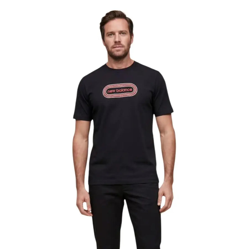 New Balance hommes t-shirt en noir avec un logo ovale rose et blanc et le nom de la marque centré sur la poitrine