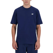 bleu marine new balance hommes t-shirt avec des manches courtes et un petit logo blanc sur la poitrine gauche, idéal pour une tenue décontractée