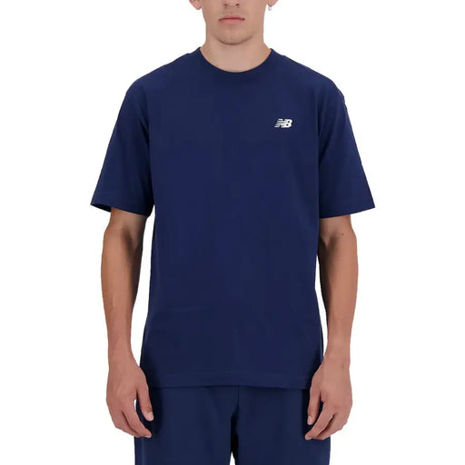 bleu marine new balance hommes t-shirt avec des manches courtes et un petit logo blanc sur la poitrine gauche, idéal pour une tenue décontractée