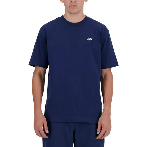 Navy blue new balance men t-shirt with short sleeves and small white logo on the left chest, ideal for casual wear
