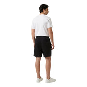 Short noir ajusté au design minimaliste et épuré, présenté dans new balance hommes t-shirt collection de produits