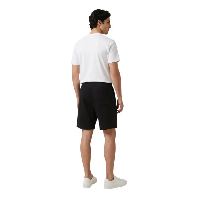 Short noir ajusté au design minimaliste et épuré, présenté dans new balance hommes t-shirt collection de produits
