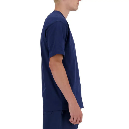 t-shirt bleu marine à manches courtes en coton t-shirt avec une encolure ras du cou et une coupe décontractée par New Balance collection homme