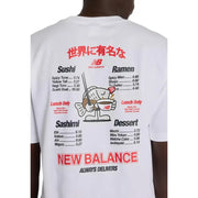Blanc new balance hommes t-shirt avec un menu de sushis et de ramens au design ludique, avec texte rouge et illustrations noires reprenant le logo