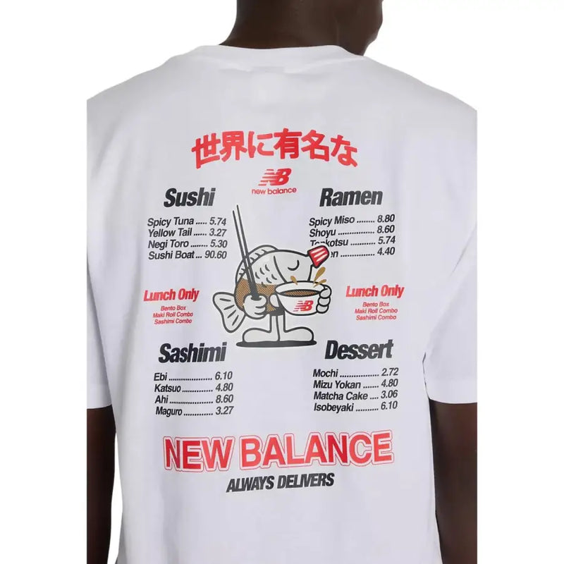 Blanc new balance hommes t-shirt avec un menu de sushis et de ramens au design ludique, avec texte rouge et illustrations noires reprenant le logo