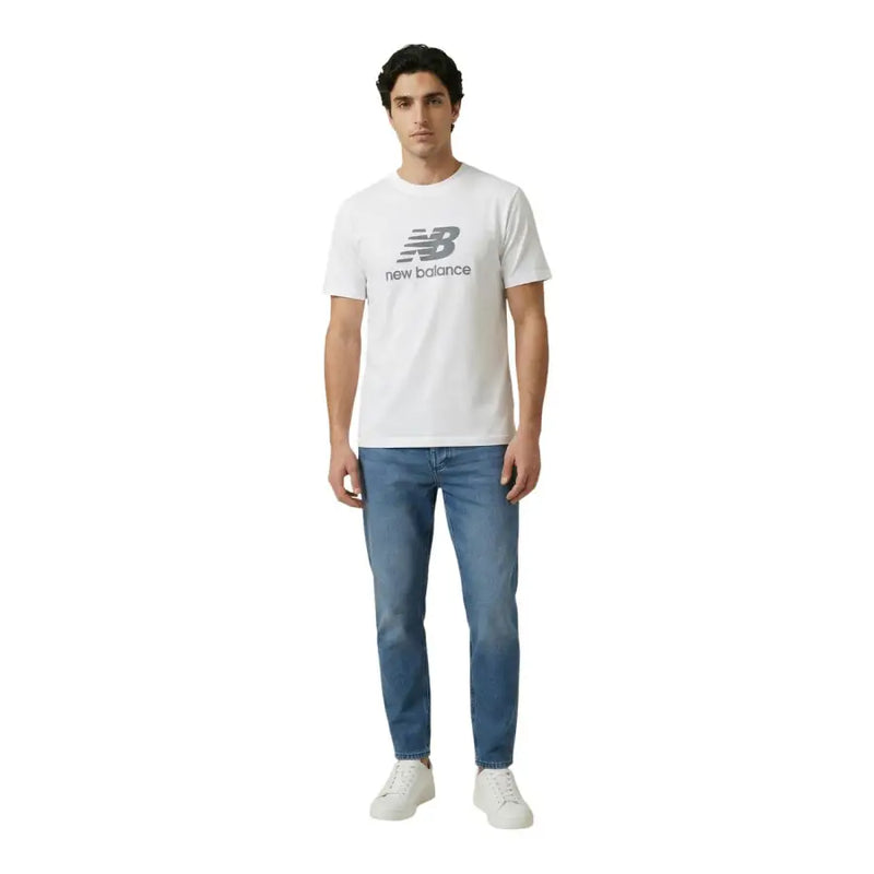 New balance hommes t-shirt en blanc avec logo et texte gris sur la poitrine, idéal pour une tenue décontractée