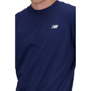bleu marine New Balance homme col rond t-shirt avec un logo brodé blanc sur la poitrine gauche pour une tenue décontractée