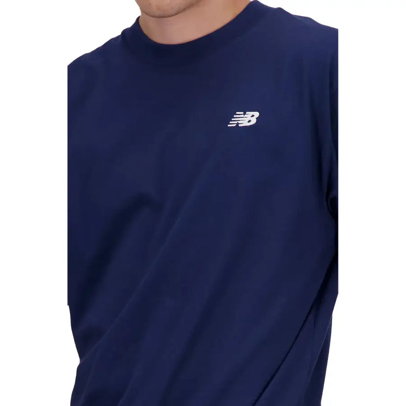 bleu marine New Balance homme col rond t-shirt avec un logo brodé blanc sur la poitrine gauche pour une tenue décontractée