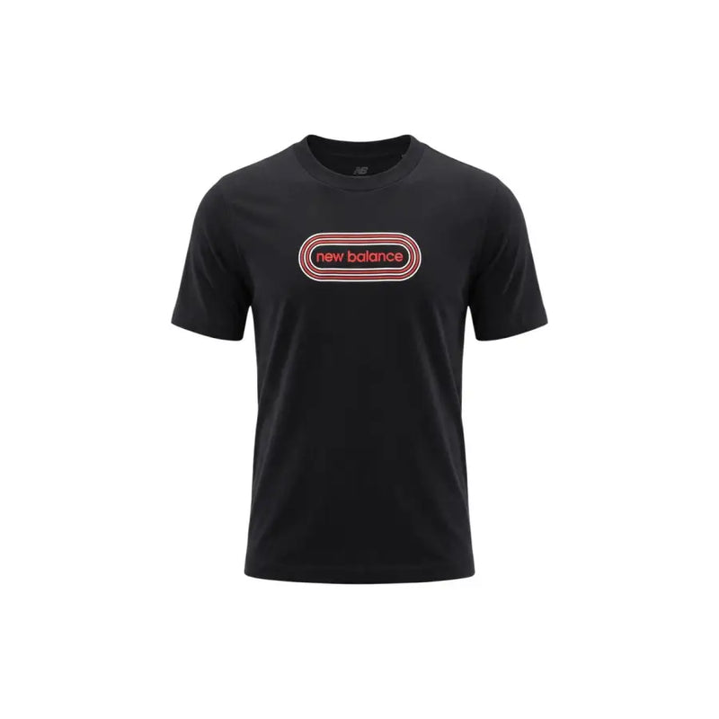 Noir new balance hommes t-shirt avec un logo rouge et blanc souligné sur la poitrine, confectionné dans un tissu confortable