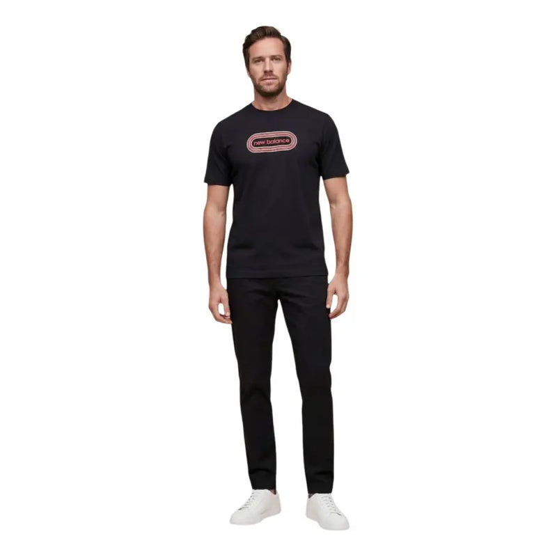 New balance hommes t-shirt en noir avec un logo rose et blanc sur la poitrine pour une tenue décontractée