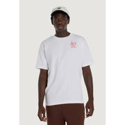 New Balance hommes t-shirt en coton blanc avec un logo rouge brodé sur la poitrine gauche pour une tenue décontractée