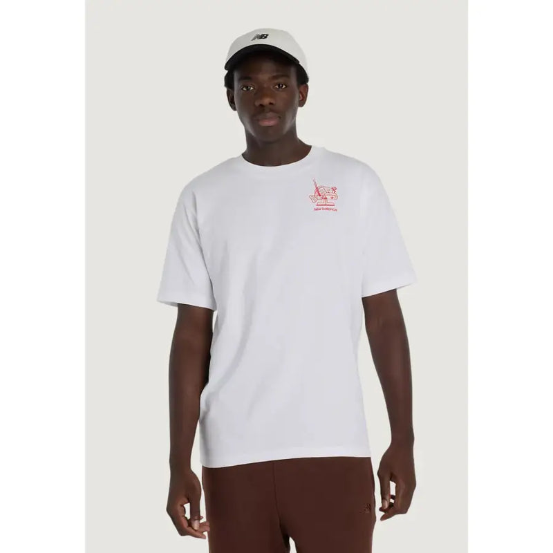 New Balance hommes t-shirt en coton blanc avec un logo rouge brodé sur la poitrine gauche pour une tenue décontractée