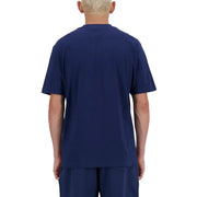 New Balance hommes t-shirt en bleu marine, à manches courtes et confectionné dans un tissu confortable en mélange de coton.