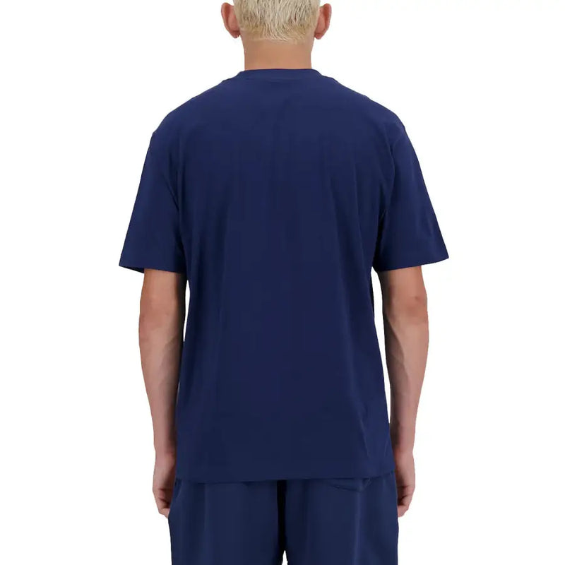 New Balance hommes t-shirt en bleu marine, à manches courtes et confectionné dans un tissu confortable en mélange de coton.