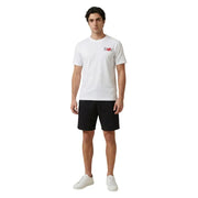 Blanc new balance hommes t-shirt avec un logo rouge et noir sur la poitrine gauche, idéal pour une tenue décontractée