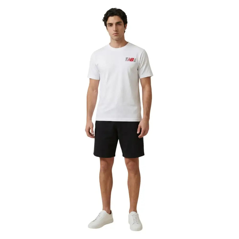 Blanc new balance hommes t-shirt avec un logo rouge et noir sur la poitrine gauche, idéal pour une tenue décontractée