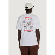 New Balance hommes t-shirt Blanc avec un menu de sushis et de ramen imprimé à l'encre rouge et noire