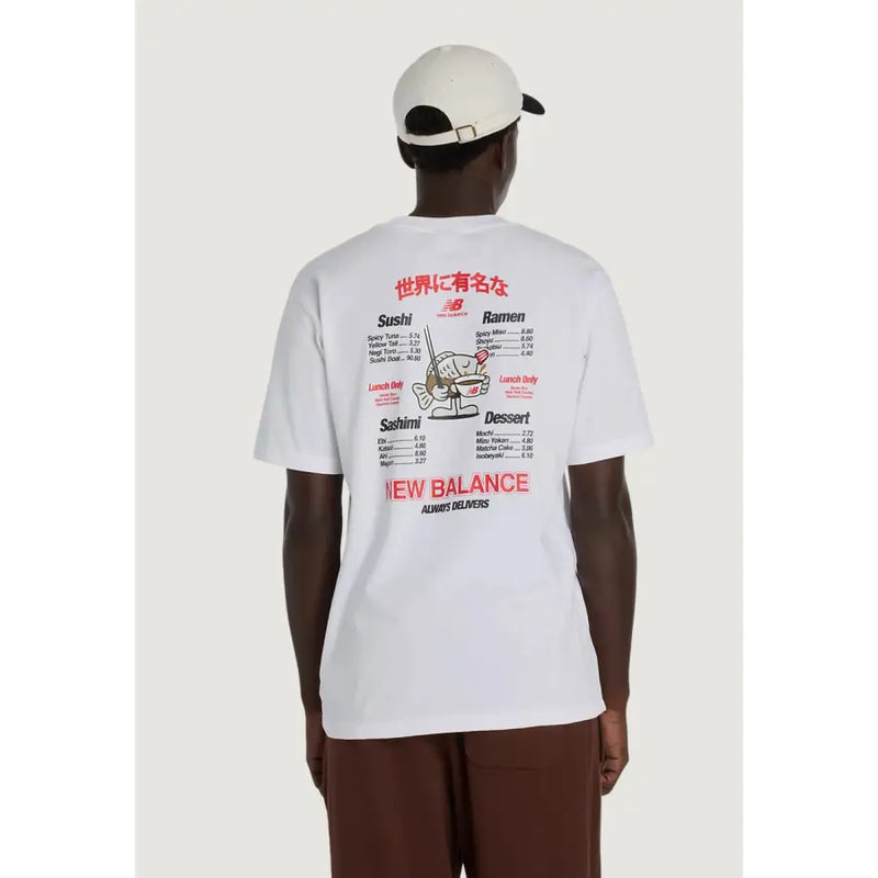 New Balance hommes t-shirt Blanc avec un menu de sushis et de ramen imprimé à l'encre rouge et noire