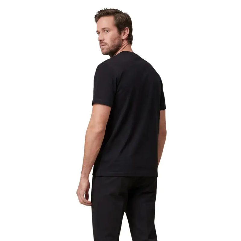 New Balance hommes t-shirt T-shirt noir à manches courtes et col rond, confectionné dans une matière confortable pour une tenue décontractée.