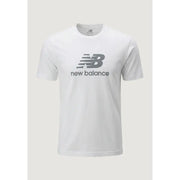 New Balance hommes t-shirt en blanc avec un logo et un texte gris sur la poitrine pour une tenue décontractée