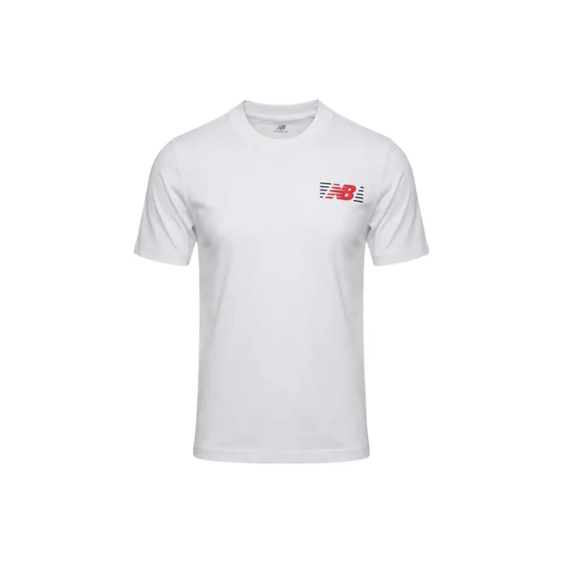 New Balance hommes t-shirt en blanc avec un logo rouge et noir sur la poitrine gauche pour une tenue décontractée