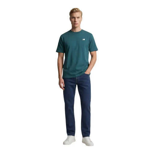 New Balance T-shirt homme vert en coton à manches courtes et col rond avec petit logo blanc sur le devant gauche