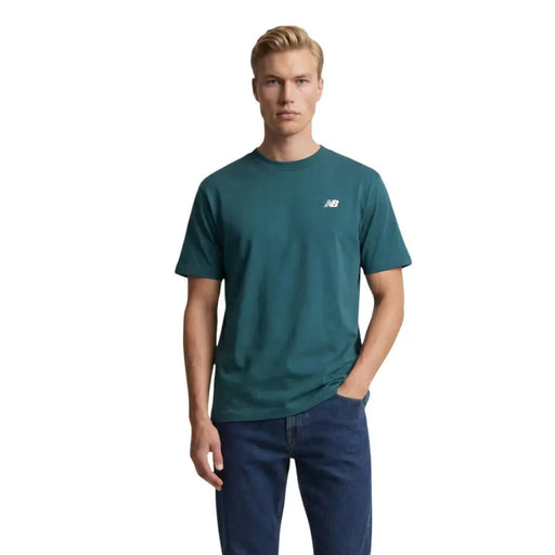 New Balance T-shirt homme vert en coton à manches courtes et col rond avec logo blanc sur la poitrine gauche