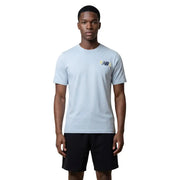 New balance hommes t-shirt en bleu clair, avec un col rond et un petit logo sur la poitrine gauche