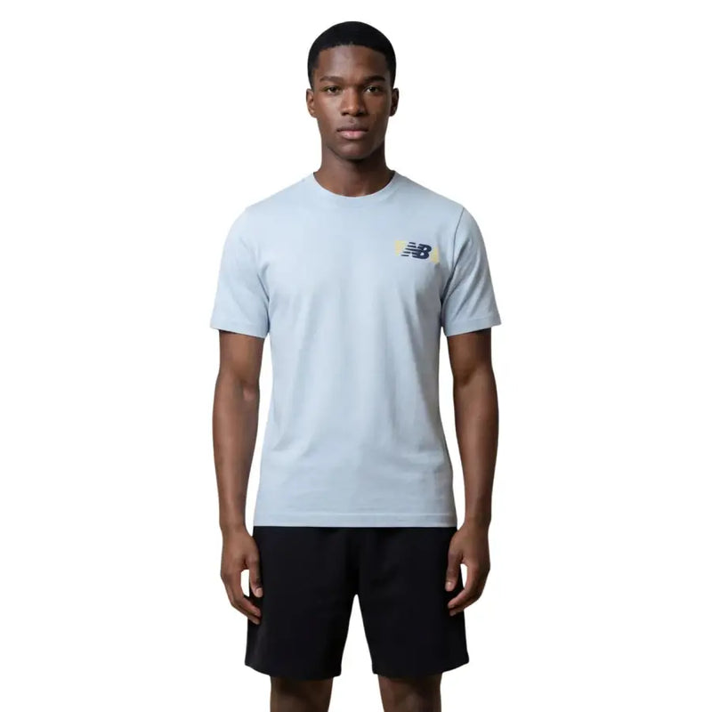 New balance hommes t-shirt en bleu clair, avec un col rond et un petit logo sur la poitrine gauche