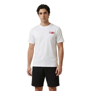 New Balance hommes t-shirt en tissu respirant, orné d'un logo rouge et noir sur la poitrine