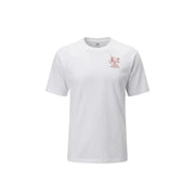 New Balance hommes t-shirt en blanc avec un discret motif de radio vintage rouge sur la poitrine gauche