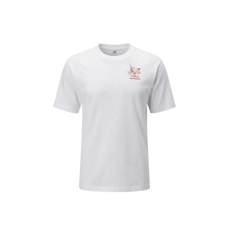 New Balance hommes t-shirt en blanc avec un discret motif de radio vintage rouge sur la poitrine gauche