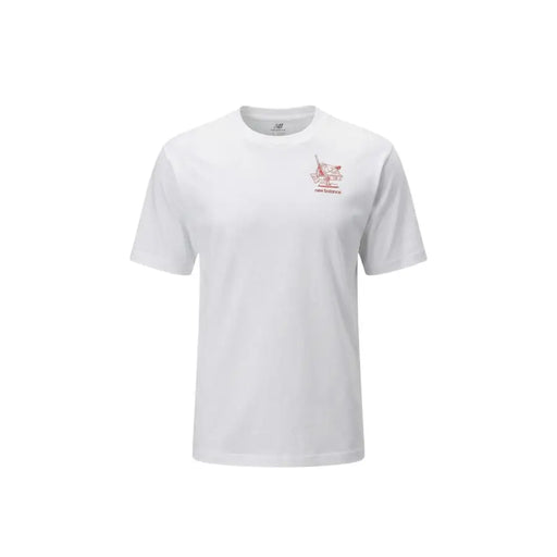 New Balance hommes t-shirt en blanc avec un discret motif de radio vintage rouge sur la poitrine gauche