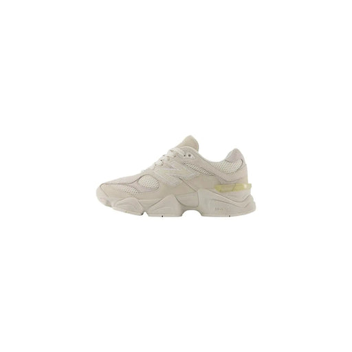 New Balance Baskets beiges en daim pour femme, avec empeigne en mesh, semelle épaisse en caoutchouc et empiècement jaune translucide au talon.
