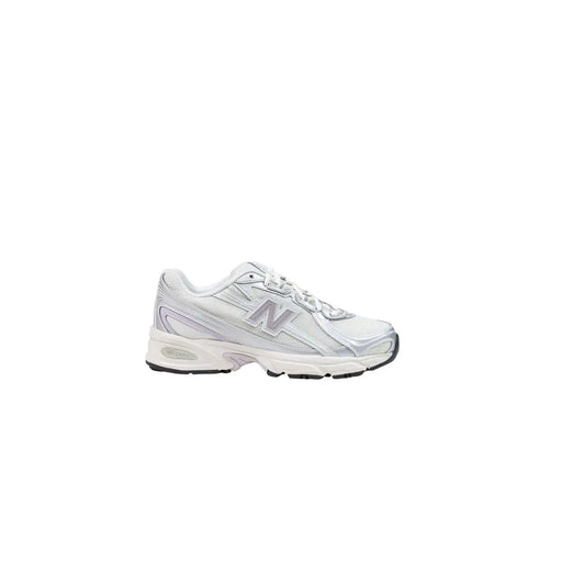 Argent new balance Chaussure de course pour femme au design moderne et élégant, ornée de détails blancs, en matière synthétique à enfiler.