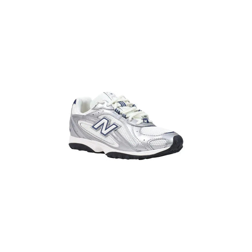 New Balance Baskets synthétiques bleues à enfiler pour femmes, avec tige en mesh argenté et blanc, semelle noire et logo bleu marine.