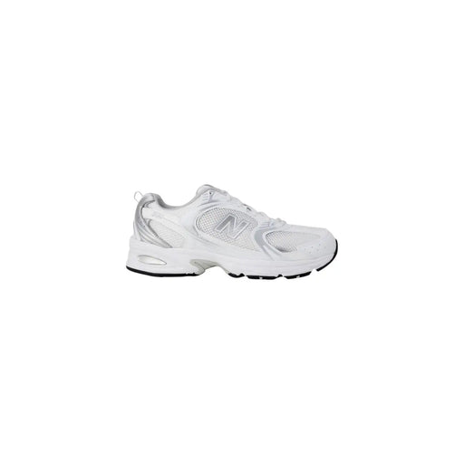New Balance Baskets pour femmes en similicuir gris, ornées d'une basket 530 blanche, de détails en maille argentée et de caoutchouc.