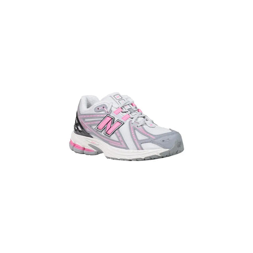 New Balance Baskets de skate en textile gris pour femme, à enfiler, blanches et grises avec des touches de rose sur les lacets, le logo et la semelle intermédiaire.