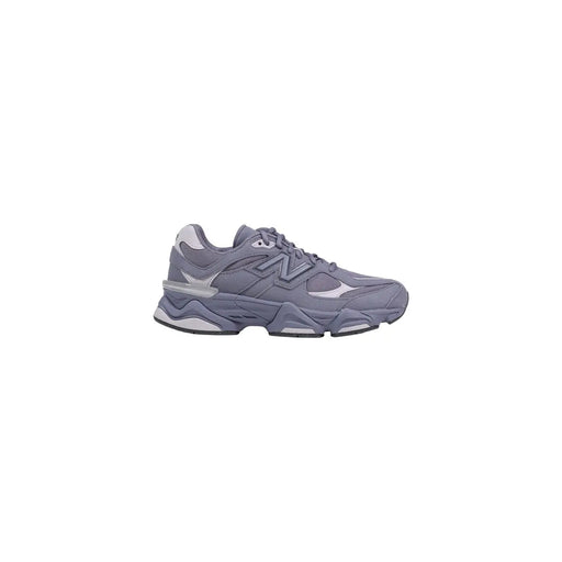 New balance Baskets en daim gris pour femme, avec semelle épaisse à plusieurs couches et subtils détails blancs pour un style décontracté.
