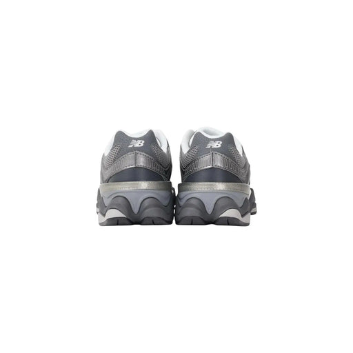 New balance Baskets grises synthétiques pour femmes, avec une tige en mesh texturé gris et blanc et une semelle épaisse en caoutchouc.