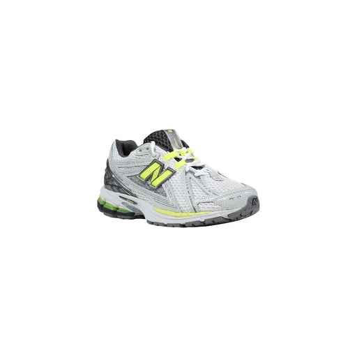 New Balance Baskets de course pour femmes, grises et synthétiques, avec empeigne en mesh blanc et vert fluo et détails noirs.