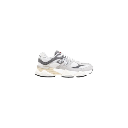 New Balance Baskets grises synthétiques pour femmes, à semelle épaisse et multicouche, coloris gris et blanc.