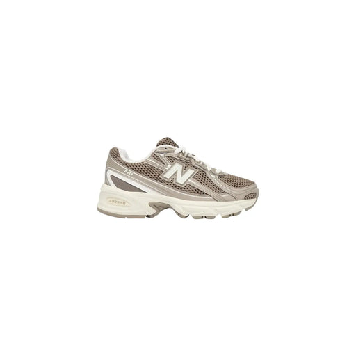 New Balance Baskets en textile gris pour femmes, avec une empeigne en maille grise, des détails blancs et une semelle épaisse.