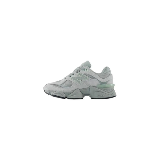 New Balance Baskets en cuir gris pour femme, modèle slip, avec empiècements en mesh gris 990v5 et synthétiques, et semelle intermédiaire verte translucide.
