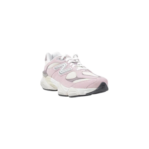 New balance Baskets en cuir rose pour femme avec des accents blancs et gris, vue de côté