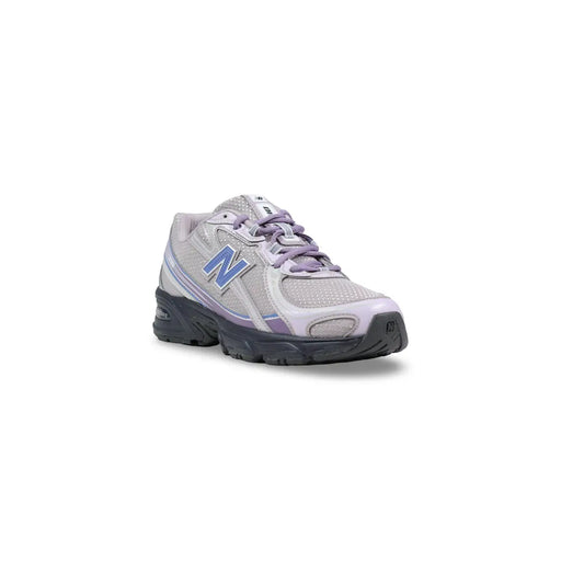 New Balance Baskets pour femmes en matière synthétique lilas, avec empeigne en mesh violet clair, détails gris, logo bleu et semelle en caoutchouc noir.