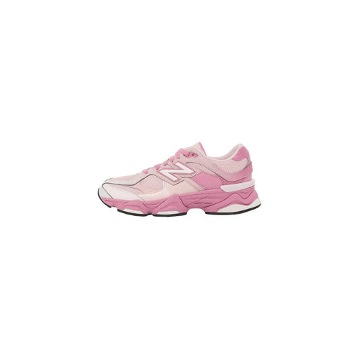 New balance Baskets en daim rose pour femme avec semelle épaisse à plusieurs couches, dans un coloris rose et blanc, vues de l'arrière