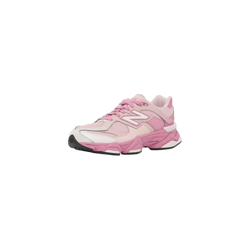 New balance Baskets roses en daim pour femmes avec des détails blancs et une semelle épaisse pour un style décontracté et élégant
